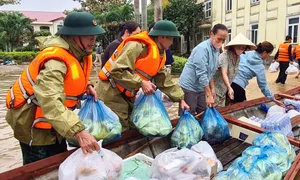 Vượt lũ đưa cơm cho bệnh nhân